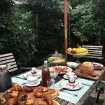 לינה וארוחת בוקר Casa Lucinda *